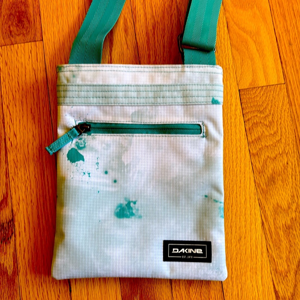 Dakine crossbody purse